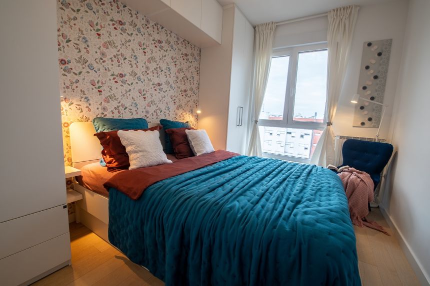 Realisierung des Schlafzimmers mit luxuriöser Blumentapete von Eijffinger